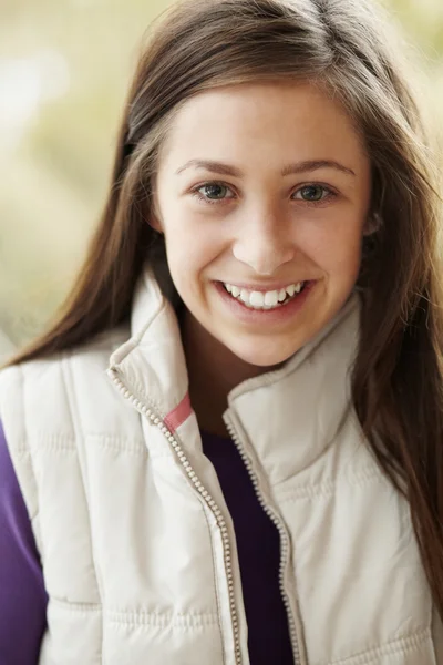 Açık kış giysileri giyen genç kız portresi — Stok fotoğraf
