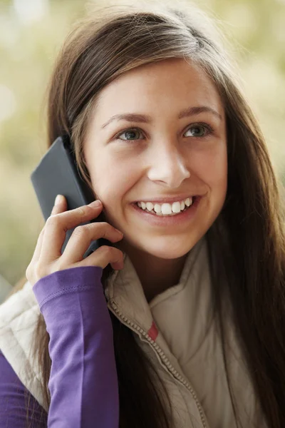 Beszélő smartphone téli ruhában tizenéves lány — Stock Fotó