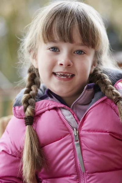 Açık kış giysileri giyen genç kız portresi — Stok fotoğraf