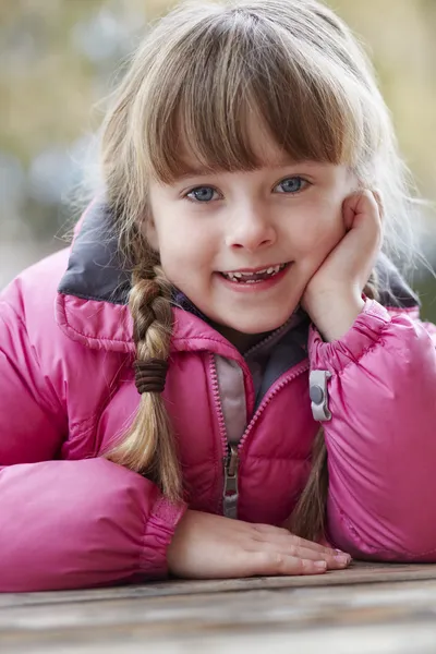 Außenporträt eines jungen Mädchens in Winterkleidung — Stockfoto