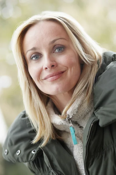 Utomhus porträtt av kvinna bär vinterkläder — Stockfoto