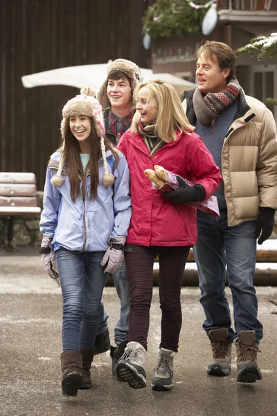 Підлітковий сім'ї, прогулянки вздовж вулиці сніжної місто на гірськолижному курорті — стокове фото