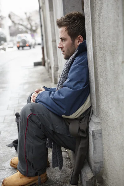 路上で物ごいホームレスの若者 — ストック写真