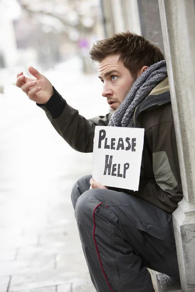 Utcán kolduló hajléktalan fiatalember — Stock Fotó