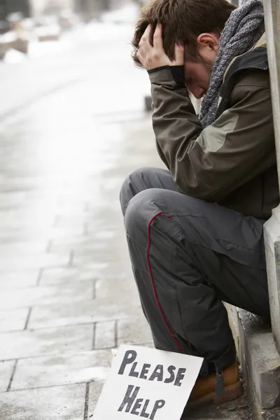Bezdomny młody człowiek żebranie na ulicy — Zdjęcie stockowe