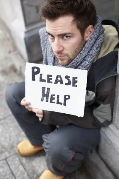 无家可归的年轻人在街头乞讨 — 图库照片