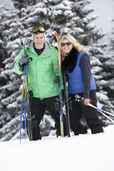 Νεαρό ζευγάρι για διακοπές σκι στα βουνά — Φωτογραφία Αρχείου