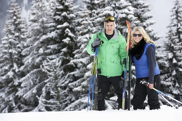 Casal jovem em férias de esqui em montanhas — Fotografia de Stock
