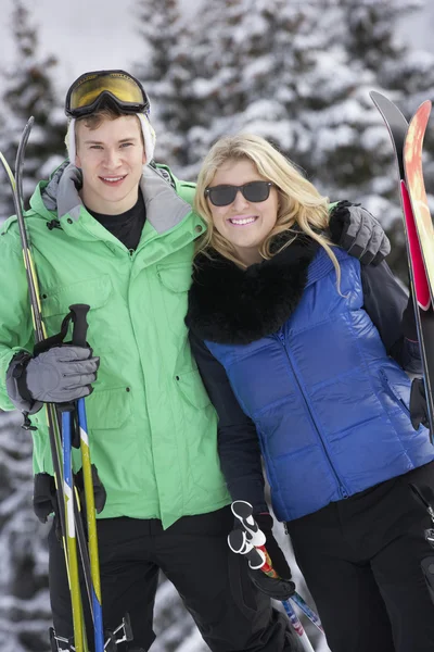Νεαρό ζευγάρι για διακοπές σκι στα βουνά — Φωτογραφία Αρχείου