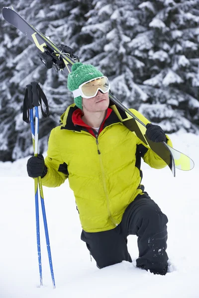 Jonge man op skivakantie in Bergen — Stockfoto