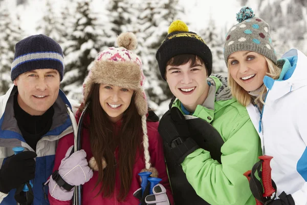 Família em férias de esqui em montanhas Imagem De Stock