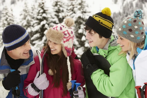 Familia en vacaciones de esquí en las montañas Imágenes de stock libres de derechos