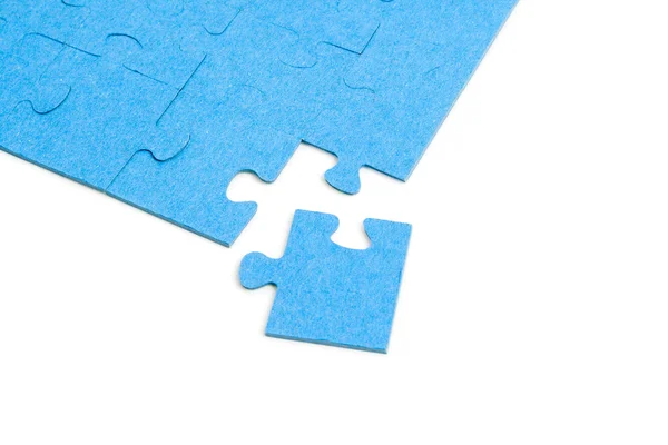 Niebieski puzzle izolowane na białym tle — Zdjęcie stockowe