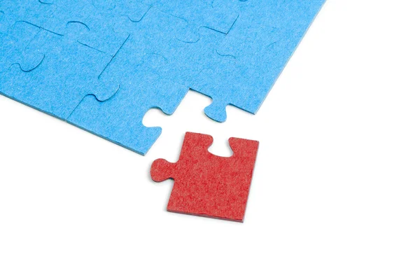 Blauwe puzzel met één rode puzzel stukje geïsoleerd op witte CHTERGRO — Stockfoto