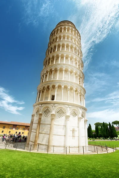 Наклоняющаяся башня, Пиза, Италия — стоковое фото