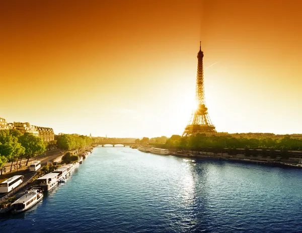 Sena en París con Torre Eiffel —  Fotos de Stock