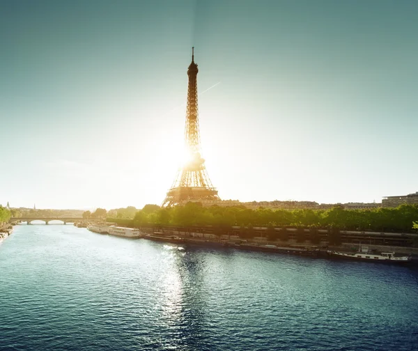 Sena en París con Torre Eiffel —  Fotos de Stock