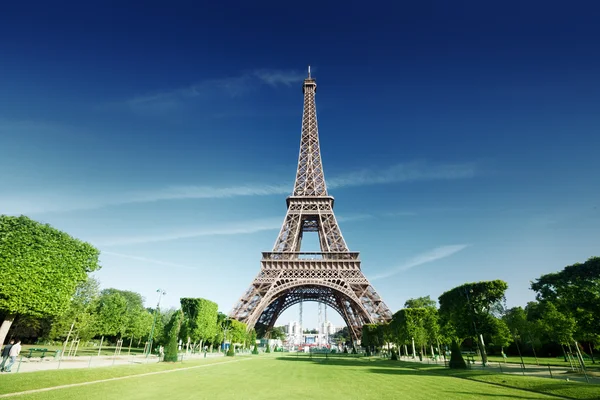 Slunečné ráno a Eiffelova věž, Paříž, Francie — Stock fotografie