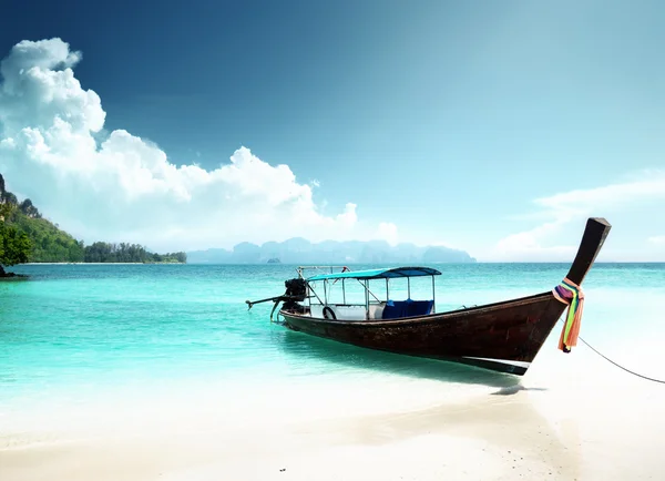 Довгий човен і пода острів Таїланду — стокове фото