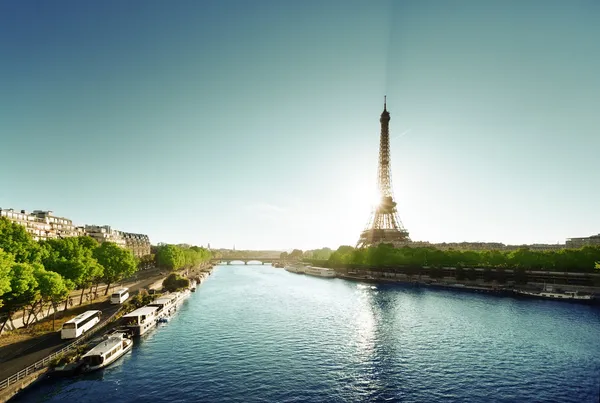Seine in Parijs met Eiffeltoren — Stockfoto