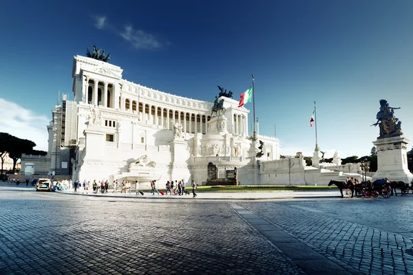 Equestrian monument to Victor Emmanuel II near Vittoriano in Rom — Stock Photo, Image