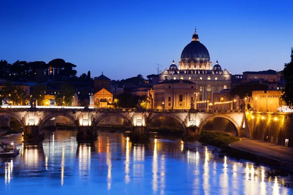 Puente de Sant 'Angelo y Basílica de San Pedro en Roma, Italia — Foto de Stock
