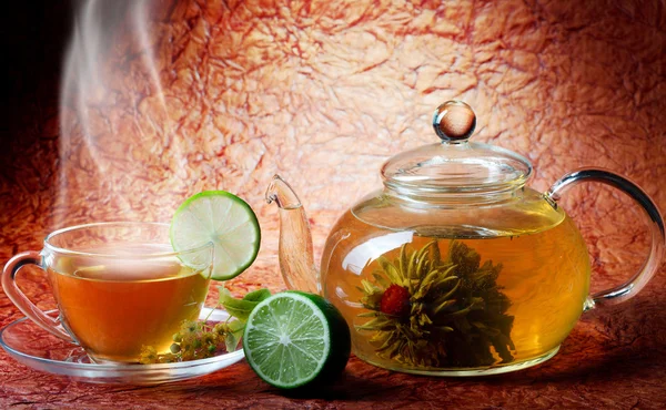 Hervidor y taza de té en textura de fondo —  Fotos de Stock