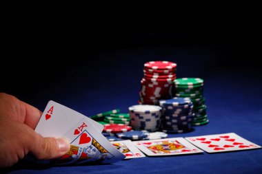 floş royal ile poker fişleri