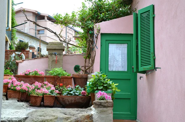 Small courtyard in Giglio Island — Stock Photo, Image