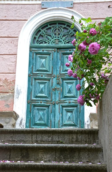 Stare włoskie drewniane drzwi — Zdjęcie stockowe