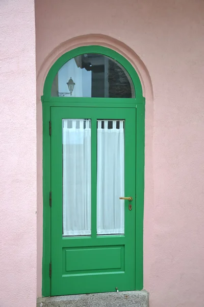 İtalyan yeşil ahşap kapı — Stok fotoğraf