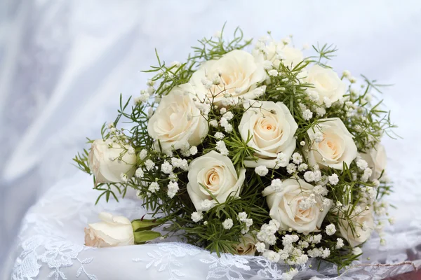 Bouquet de mariage avec roses — Photo