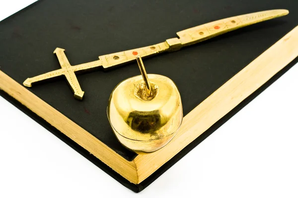 Cruz de oro y manzana en la Biblia — Foto de Stock