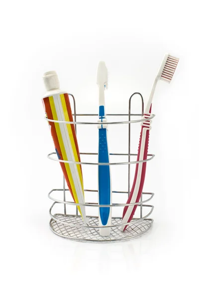 Escovas de dentes ao lado da pasta de dentes — Fotografia de Stock