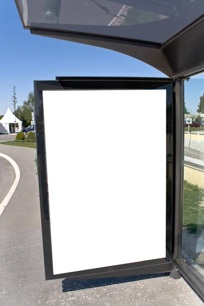 Um sinal branco em branco na estação de ônibus — Fotografia de Stock