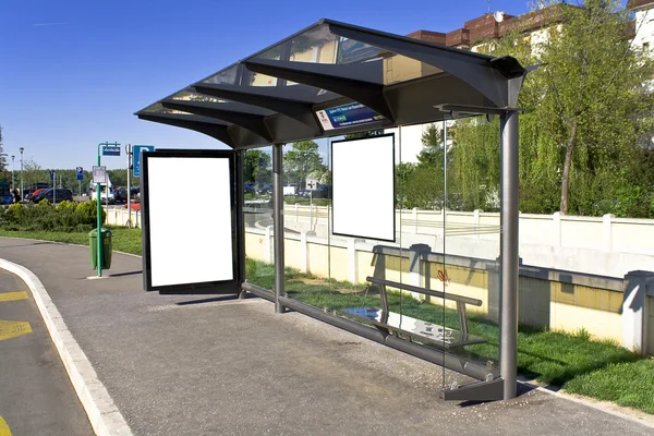 Um sinal branco em branco na estação de ônibus — Fotografia de Stock