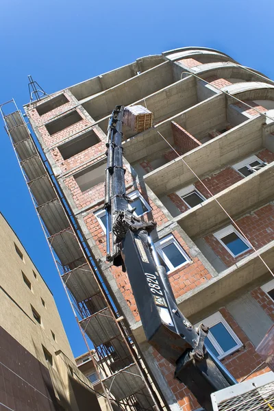Mobile crane hydraulic raises bricks — Stock Photo, Image