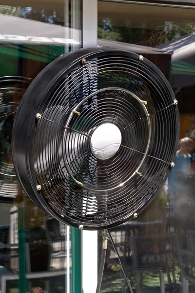 Электрический чёрный вентилятор — стоковое фото