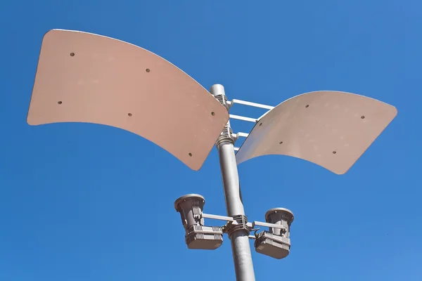 Сучасна вулична лампа над блакитним небом — стокове фото