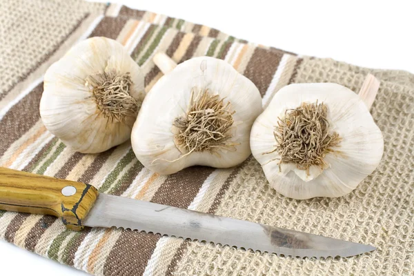 Garlic with kitchen knife — Stock Photo, Image