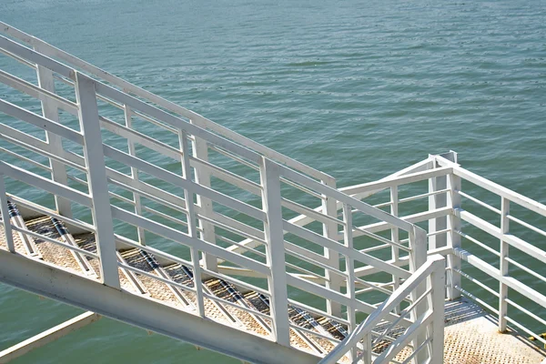 Escadaria branca perto da água do rio — Fotografia de Stock