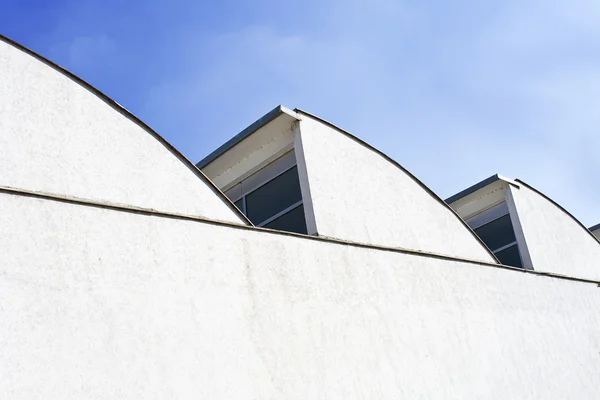 Dettaglio del tetto della fabbrica sopra cielo blu — Foto Stock