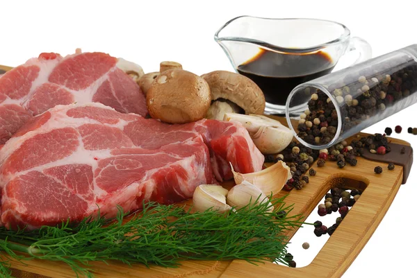 Beefsteak zum Kochen mit Pilzen Gewürzen zubereitet — Stockfoto