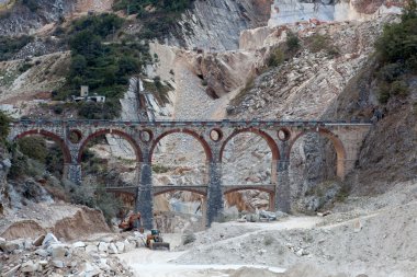 beyaz mermer ocağı, köprü ve Ekskavatör. Apuan, carrara, tusc