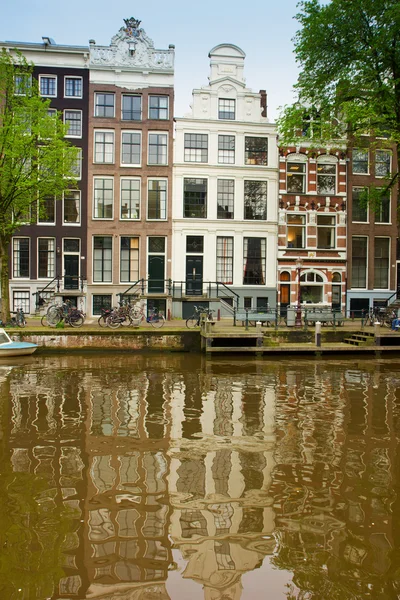 Oude huizen van Amsterdam, Nederland — Stockfoto