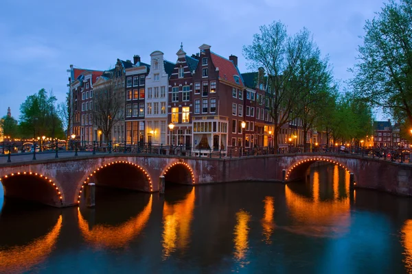 Grachten van amsterdam, Nederland in de schemering — Stockfoto