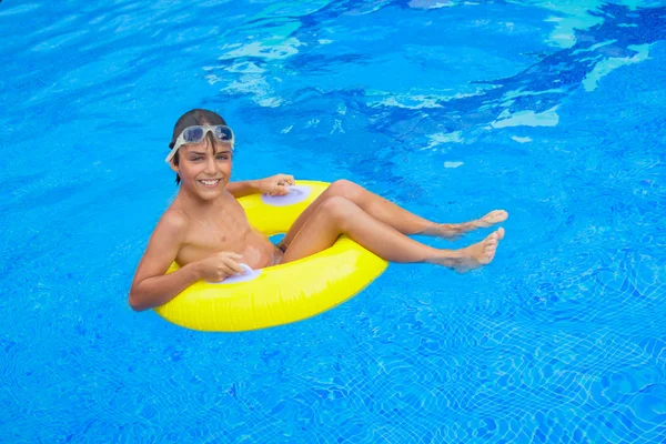 Prendere il sole in piscina — Foto Stock