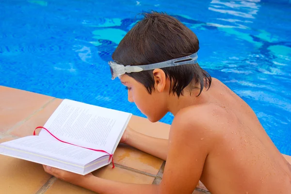 Kid leitura perto da piscina — Fotografia de Stock