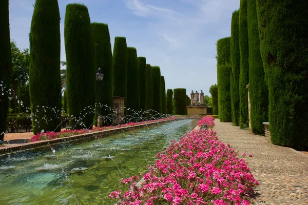 Trädgårdar på alcazar i cordoba, Spanien — Stockfoto