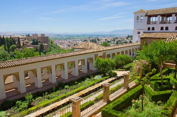Сад Женералифе и город Гранада, Испания — стоковое фото